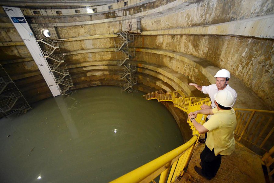 É bom tomar nota: neste domingo, 29 de dezembro, o prefeito do Rio garantiu que a chance de a região do estádio que sediará a final da Copa do Mundo alagar durante a competição é "zero"; obras de controle de enchentes na Grande Tijuca, que inicialmente seriam entregues no ano que vem, estão previstas para 2015 e 2016; "É a época que menos chove no ano... então não precisa estar pronta a obra por causa do Maracanã porque o Maracanã não vai alagar durante a Copa do Mundo e Olimpíada", declarou Eduardo Paes (PMDB)