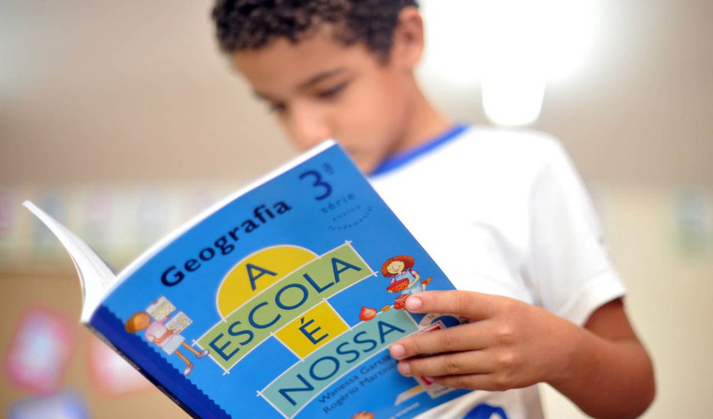 Dados coletados pelo Pisa de 2012 mostram que o País investe em média US$ 26.765 por estudante entre 6 e 15 anos, um terço da média dos demais países da OCDE e pouco mais da metade do que a organização considera como a quantia mínima por aluno: US$ 50 mil