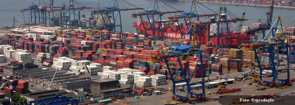 Prazo de concessão dos portos de Santos e do Pará aumentará para 25 anos, prorrogável por igual período; segundo o ministro da Secretaria Especial de Portos, Antônio Henrique Pinheiro Silveira, a mudança foi feita após consulta pública sobre o tema; no total, serão licitadas 29 áreas, nove em Santos e 20 no Pará. O investimento previsto nos dois terminais é R$ 5,4 bilhões