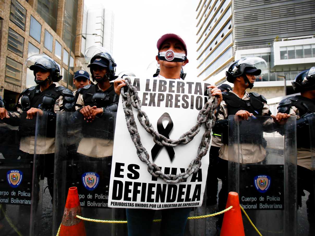 As mortes de uma estudante e de um jovem que andava de bicicleta foram as últimas registradas neste sábado, em dez dias de violência na Venezuela, elevando para oito o número vítimas fatais; o homem, de 29 anos, trabalhava em um supermercado e acabou morrendo depois que sua bicicleta passou por cima de um cabo de energia que havia sido derrubado no meio da rua; a estudante Geraldine Moreno, segundo opositores e a mídia local no Estado de Carabobo, morreu no hospital no sábado depois de ter sido atingida por balas de borracha na cara quando forças de segurança investiram contra manifestantes na quarta-feira