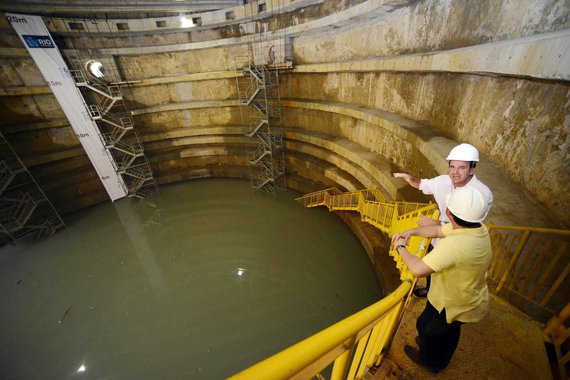 É bom tomar nota: neste domingo, 29 de dezembro, o prefeito do Rio garantiu que a chance de a região do estádio que sediará a final da Copa do Mundo alagar durante a competição é "zero"; obras de controle de enchentes na Grande Tijuca, que inicialmente seriam entregues no ano que vem, estão previstas para 2015 e 2016; "É a época que menos chove no ano... então não precisa estar pronta a obra por causa do Maracanã porque o Maracanã não vai alagar durante a Copa do Mundo e Olimpíada", declarou Eduardo Paes (PMDB)