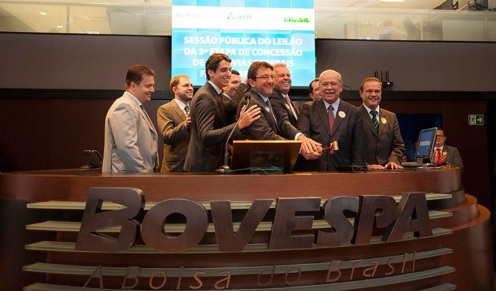 Cinco grupos, entre consórcios e empresas, apresentaram propostas para disputar a concessão das BRs 060/153/262 (DF/GO/MG), e todas as garantias foram classificadas; a licitação será às 10h, na sede da BM&amp;FBovespa, em São Paulo