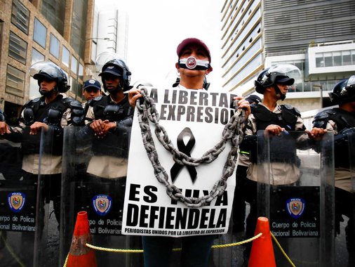 As mortes de uma estudante e de um jovem que andava de bicicleta foram as últimas registradas neste sábado, em dez dias de violência na Venezuela, elevando para oito o número vítimas fatais; o homem, de 29 anos, trabalhava em um supermercado e acabou morrendo depois que sua bicicleta passou por cima de um cabo de energia que havia sido derrubado no meio da rua; a estudante Geraldine Moreno, segundo opositores e a mídia local no Estado de Carabobo, morreu no hospital no sábado depois de ter sido atingida por balas de borracha na cara quando forças de segurança investiram contra manifestantes na quarta-feira