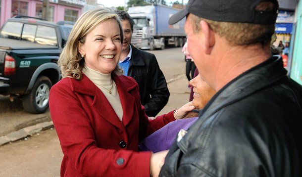 Ao final das eleições deste ano, quando o TRE/PR totalizar a apuração dos votos, Gleisi Hoffmann pode se tornar a primeira mulher da história eleita para governar o Paraná; senadora mais votada pelo estado em 2010, com mais de três milhões, a petista se diz "preparada para construir um novo governo no Paraná"; segundo a parlamentar, a saúde será prioridade, caso seja eleita; a ex-ministra-chefe da Casa Civil também negou acusações de perseguição política do governo federal ao Executivo estadual, governador pelo tucano Beto Richa