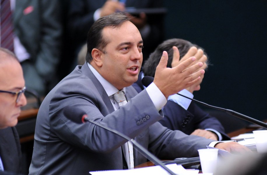 Texto aprovado na Comissão de Segurança Pública e Combate ao Crime Organizado da Câmara dos Deputados transforma os agentes penitenciários da Polícia Civil do Distrito Federal em agentes policiais de custódia; relator, deputado Fernando Francischini (SDD-PR)  concordou que a mudança do cargo é necessária porque, desde 2005, o GDF já tem uma carreira específica para a gestão do sistema prisional