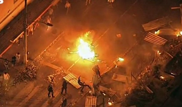 Esta é a primeira manifestação após a morte do cinegrafista Santiago Andrade, que faleceu nesta segunda (10), quatro dias após ser atingido por uma bomba lançada por um Black Bloc; manifestantes saíram em passeata da Central do Brasil e seguiram até o prédio da Federação de Transportes do Rio de Janeiro (Fetranspor), onde realizaram um ato contra o aumento das passagens e queimaram uma catraca de ônibus envolta em papel e álcool