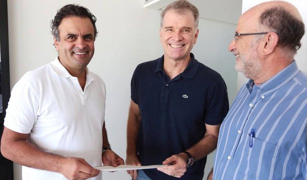 Técnico da seleção brasileira de vôlei Bernardinho não aceitou a proposta do senador Aécio Neves (PSDB) de se candidatar ao governo do Rio pelo partido; "Pelo amor que sinto pelo meu país e por acreditar no projeto que você lidera, a decisão se tornou ainda mais difícil. Mas após muita reflexão, concluí que no momento essa não é uma opção para mim e minha família", afirma