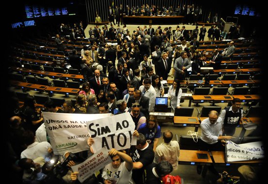 Invasão ontem à Câmara foi iniciada pelos manifestantes favoráveis à PEC 300, que cria o piso nacional para policiais militares, bombeiros e policiais civis do país; "É natural que as pessoas venham reivindicar, pleitear, mas de forma respeitosa. Mas na hora que se invade o plenário, se torna um abuso, um desrespeito, e não ajuda em nada", declarou o presidente da Casa