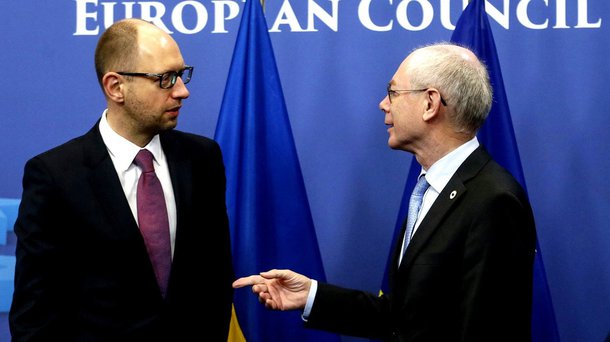 O primeiro-ministro Arseny Yatseniuk, os dirigentes europeus Herman van Rompuy e José Manuel Barroso e líderes dos 28 países da UE assinaram os artigos principais do acordo, que prevê uma maior cooperação política e econômica entre a UE e a Ucrânia; tratado foi rejeitado pelo então presidente Viktor Yanukovich em novembro, numa decisão que levou à sua deposição