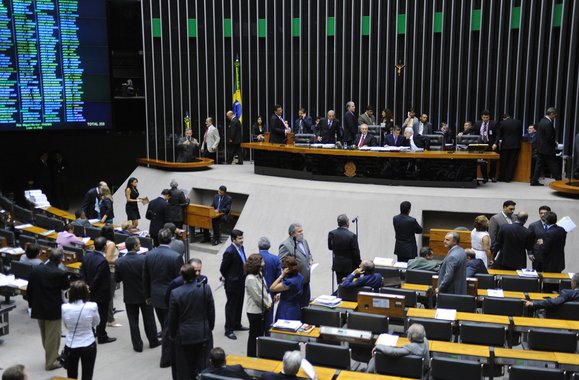 A Câmara dos Deputados inicia amanhã (2) um esforço concentrado para concluir as votações dos destaques do Plano Nacional de Educação (PNE) e do Supersimples; também nesta semana, os deputados querem votar propostas como a que trata das regras das emendas parlamentares no Orçamento Impositivo, a redução da jornada de trabalho de enfermeiros, entre outras; foram pautadas 37 proposições para serem votadas até quinta-feira (5)