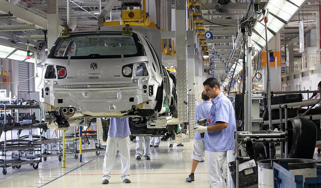 Essa é a projeção de analistas do mercado financeiro, para quem a projeção do PIB para 2014 também foi mantida em 2,1%; estimativa para a expansão da produção industrial foi mantida em 1,7%, este ano, e em 2,5%, em 2014