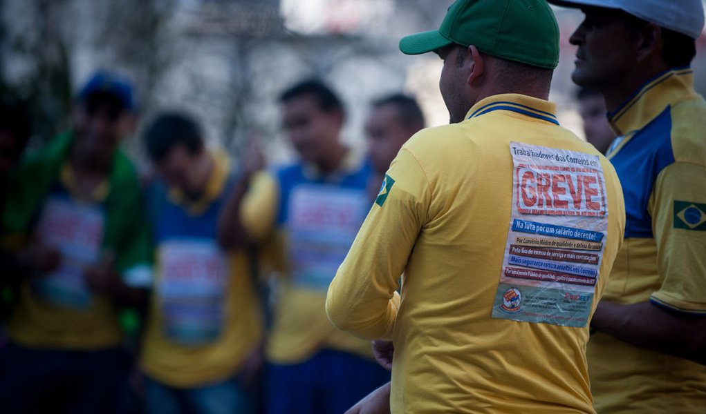 Categoria faz, na noite desta terça-feira, assembleias em 30 sindicatos para decidir se entram em greve a partir desta quarta-feira (18); eles rejeitaram a proposta da direção da empresa, em audiência de dissídio coletivo no Tribunal Superior do Trabalho; a secretária-geral da Fentect, Anaí Caproni, espera a adesão de cerca de 80 mil trabalhadores à paralisação nacional