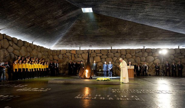 "O abuso sexual é um crime tão feio... porque um padre que faz isso trai o corpo do Senhor. É como uma missa satânica", disse o pontífice usando linguagem mais dura sobre uma crise que abalou a Igreja durante mais de uma década; "Temos que ir em frente com a tolerância zero"