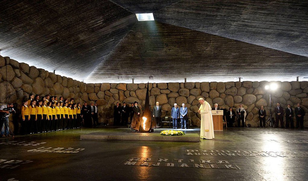 "O abuso sexual é um crime tão feio... porque um padre que faz isso trai o corpo do Senhor. É como uma missa satânica", disse o pontífice usando linguagem mais dura sobre uma crise que abalou a Igreja durante mais de uma década; "Temos que ir em frente com a tolerância zero"