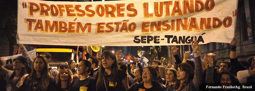 Rio de Janeiro - Passeata de professores grevistas contra as políticas educacionais do prefeito Eduardo Paes e do governador Sérgio Cabral termina em confronto com policiais militares quando manifestantes máscarados que apoiavam o protesto tentaram invadi