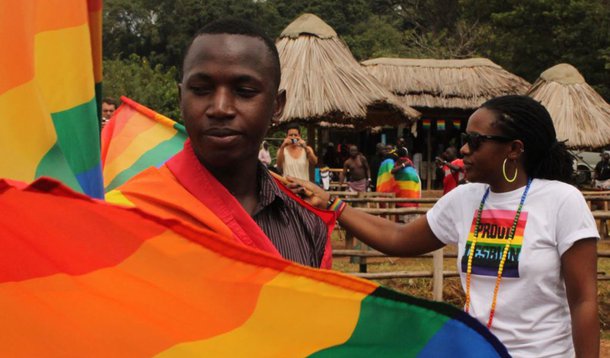 Anúncio da Casa Branca, esperado para mais tarde nesta quinta (19), deve estabelecer punições a aqueles que implementarem a lei, assinada pelo presidente Yoweri Museveni em fevereiro; presidente Barack Obama alertou Museveni na época de que a lei complicaria as relações entre os dois países; desde então, os Estados Unidos estão revisando seus empréstimos e financiamentos a Uganda, enquanto pressionam o governo de Museveni para revogar a lei