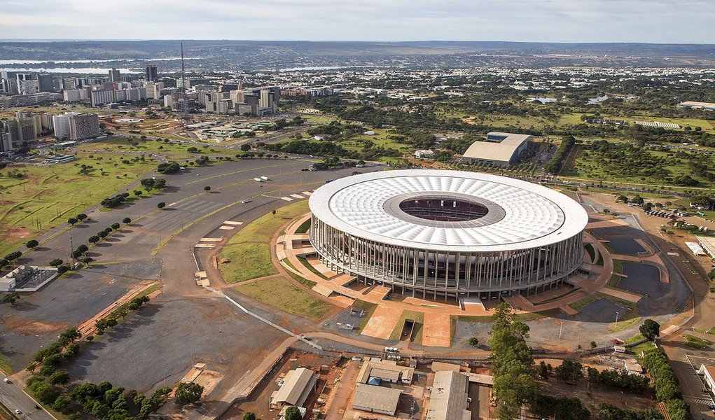 O Comitê Olímpico Internacional (COI) anunciou oficialmente que o Estádio Nacional de Brasília Mané Garrincha será um dos palcos do futebol nos Jogos Olímpicos de 2016, provando que a arena brasiliense colocou a cidade na rota dos grandes eventos esportivos do mundo; o Rio de Janeiro é a cidade-sede do evento, mas outros quatro estádios do país foram escolhidos para receber as partidas