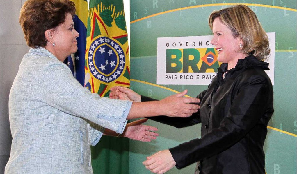 Ministra-chefe da Casa Civil disse que, para evitar que a decisão da provável candidatura ao Estado do Paraná coincida com o exercício do cargo, solicitou à presidente Dilma Rousseff afastamento e está aguardando resposta; ela deve tirar férias entre 13 e 23 de janeiro