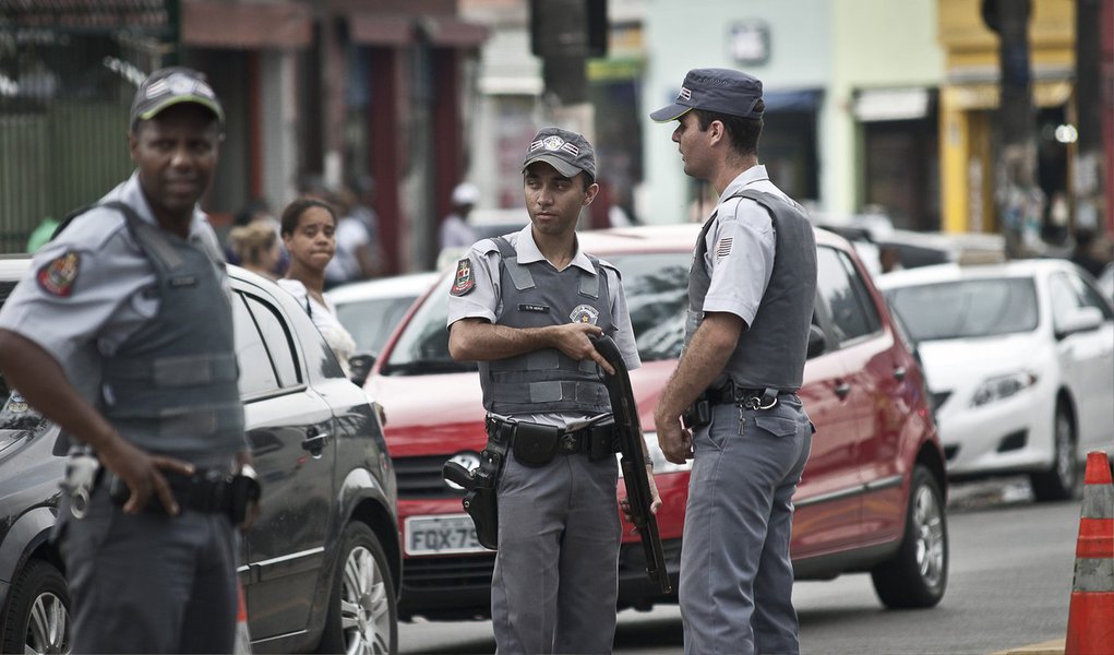 Pesquisa divulgada nesta quarta-feira, 30, pelo Fórum Brasileiro de Segurança Pública, aponta que 73,7% dos policiais brasileiros são a favor da desvinculação do Exército; entre os policiais militares, 76,1% responderam ser favoráveis à desmilitarização e 93,6% acreditam que é preciso modernizar os regimentos e códigos disciplinares; para a secretária nacional de Segurança Pública, Regina Miki, nem sempre o que o policial quer dizer sobre o termo desmilitarização contemplará o que a sociedade espera disso, por isso o debate tem que ser muito bem feito; pesquisa ouviu 21.101 policiais militares, civis, federais, rodoviários federais, bombeiros e peritos criminais em todos os estados, de 30 de junho a 18 de julho