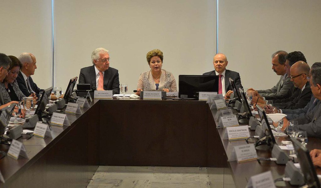 Afif disse que o país precisa avançar muito nas condições de abertura de micro e pequenas empresas e adiantou que sua secretaria irá encampar a campanha "Pense Simples", para que todos os órgãos públicos comecem a simplificar suas normas, leis e regulamentos; "Quando se abre uma empresa, o problema não é a abertura, é o licenciamento. Tem de ter inscrição estadual, inscrição municipal, licença do meio ambiente, licença dos bombeiros, da vigilância sanitária e o alvará. Cada um está num balcão. Cada um com a sua regra, a sua taxa e o seu número", enumerou o ministro