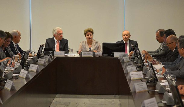 Afif disse que o país precisa avançar muito nas condições de abertura de micro e pequenas empresas e adiantou que sua secretaria irá encampar a campanha "Pense Simples", para que todos os órgãos públicos comecem a simplificar suas normas, leis e regulamentos; "Quando se abre uma empresa, o problema não é a abertura, é o licenciamento. Tem de ter inscrição estadual, inscrição municipal, licença do meio ambiente, licença dos bombeiros, da vigilância sanitária e o alvará. Cada um está num balcão. Cada um com a sua regra, a sua taxa e o seu número", enumerou o ministro