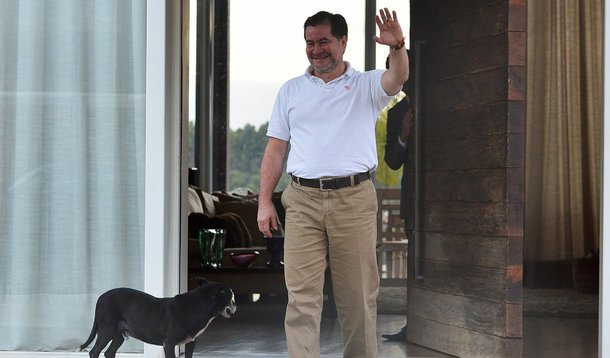 Advogado Fernando Tibúrcio Peña, que defende o senador que fugiu da embaixada do Brasil em Laz Paz, Roger Pinto Molina, critica a "politização do processo" de seu cliente e diz que negocia asilo em dois países que fazem fronteira com o Brasil; fuga de Molina provocou a queda do chanceler Antonio Patriota