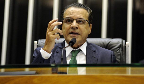 Mesa Diretora da Câmara vai decidir nesta quarta (19) sobre o pagamento de salários de servidores da Câmara dos Deputados, que ganham acima do teto; hoje (18), o ministro Marco Aurélio, do STF, decidiu por meio de liminar, suspender o corte de pagamento de salário dos servidores da Câmara e do Senado, que ganham acima do teto constitucional de R$ 29.462,25; decisão vale até posicionamento do plenário do Supremo