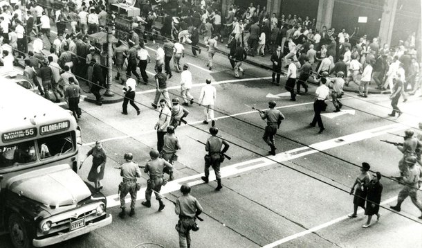 Profissionais de educação das redes municipal e estadual do Rio de Janeiro fazem passeata em defesa da educação pública e contra o golpe militar de 1964; os professores se concentram a partir das 16h na Candelária e seguem até a Cinelândia