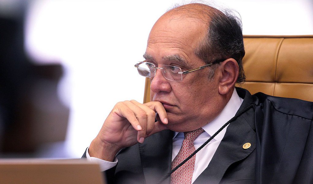 Campanha reúne mais de 400 doadores às vaquinhas de condenados petistas na AP 470 dispostos a entrar com ação contra o ministro do Supremo Tribunal Federal Gilmar Mendes; magistrado levantou suspeita de “lavagem de dinheiro”; o PT tentou ingressar com medida judicial no STF por calúnia e difamação, pedindo que o ministro se explicasse, mas Luiz Fux arquivou a ação por entender que só os atingidos diretamente pelo juiz teriam legitimidade jurídica para interpelá-lo