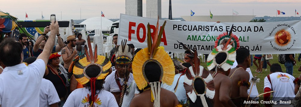 O protesto faz parte da Mobilização Nacional em Defesa da Constituição Federal, convocada pela Articulação dos Povos Indígenas do Brasil (Apib), com o apoio de diversos movimentos sociais, visando a defender a Constituição, os direitos de povos indígenas e tradicionais e o meio ambiente