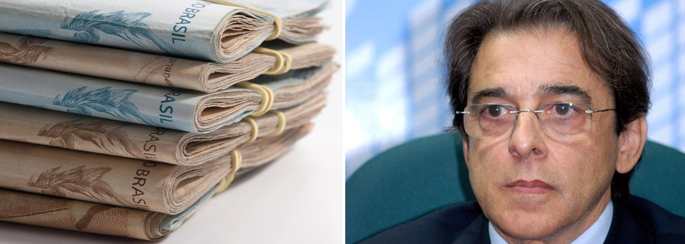 Balança comercial brasileira registrou superávit de 2,365 bilhões de dólares em junho, na melhor performance mensal neste ano, influenciada pelas exportações de produtos básicos, com destaque para o petróleo; no mês passado, as exportações somaram 20,468 bilhões de dólares, com alta de 3,6% pela média diária sobre maio e queda de 3,2% sobre junho do ano passado; "A nossa perspectiva é de que vamos fechar o ano com saldo positivo", afirmou o ministro do Desenvolvimento, Mauro Borges