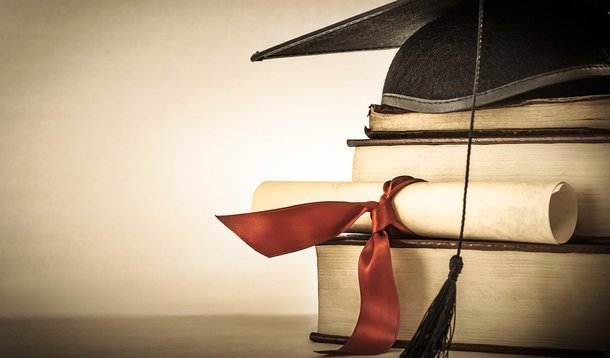 A PEC 206/12 será analisada agora por uma comissão especial; se aprovada, seguirá para o plenário, onde terá de ser votada em dois turnos; também tramita na Câmara a PEC 386/09, do deputado Paulo Pimenta (PT-RS), que restabelece a necessidade de curso superior específico para jornalista; essa proposta foi aprovada por comissão especial em julho de 2010 e, desde então, aguarda inclusão na pauta do plenário