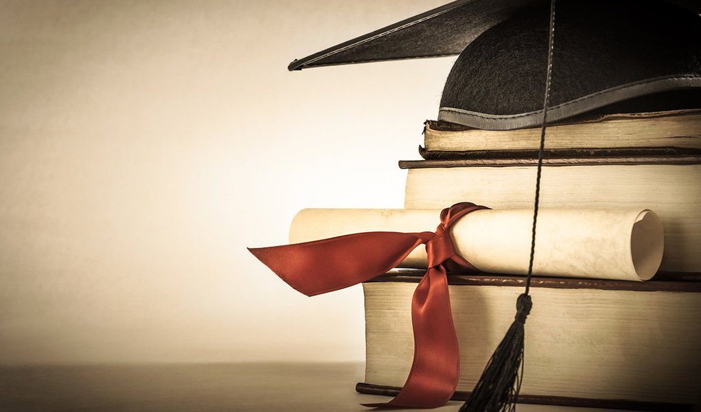 A PEC 206/12 será analisada agora por uma comissão especial; se aprovada, seguirá para o plenário, onde terá de ser votada em dois turnos; também tramita na Câmara a PEC 386/09, do deputado Paulo Pimenta (PT-RS), que restabelece a necessidade de curso superior específico para jornalista; essa proposta foi aprovada por comissão especial em julho de 2010 e, desde então, aguarda inclusão na pauta do plenário