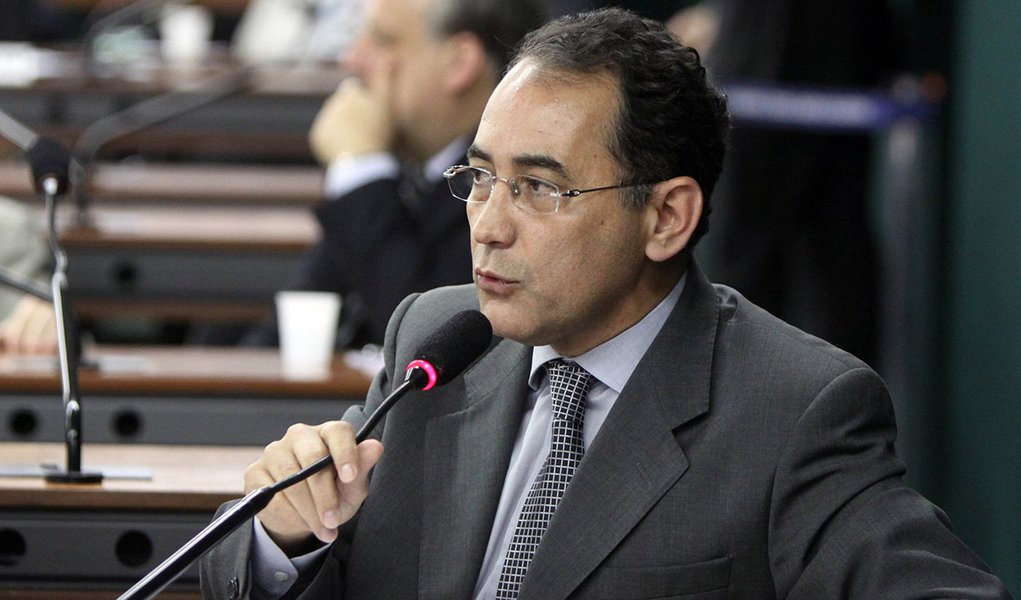 Defesa do deputado federal João Paulo Cunha (PT) pediu autorização à Vara de Execuções Penais do Distrito Federal para que ele possa deixar o Presídio da Papuda durante o dia para exercer o mandato; ele também quer autorização para frequentar faculdade de Direito; Cunha cumpre pena inicial de seis anos e quatro meses de prisão em regime semiaberto pelos crimes de corrupção e peculato