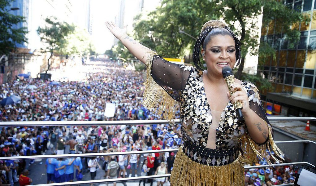 Com público estimado em cerca de 300 mil, o bloco da cantora Preta Gil, puxado por dois trios elétricos, se apresentou pelo quinto ano consecutivo no carnaval de rua do Rio; brigas ocorreram na altura da Rua Buenos Aires, local da concentração