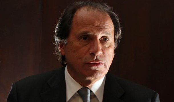 Diretor-presidente da Companhia Siderúrgica Nacional e presidente em exercício da Fiesp, Benjamin Steinbruch diz que o país não pode ficar parado, perplexo, à espera do resultado das urnas; segundo ele, a primeira providência seria a redução imediata dos juros, que permanecem em 11% ao ano e representam forte desestímulo aos investimentos produtivos