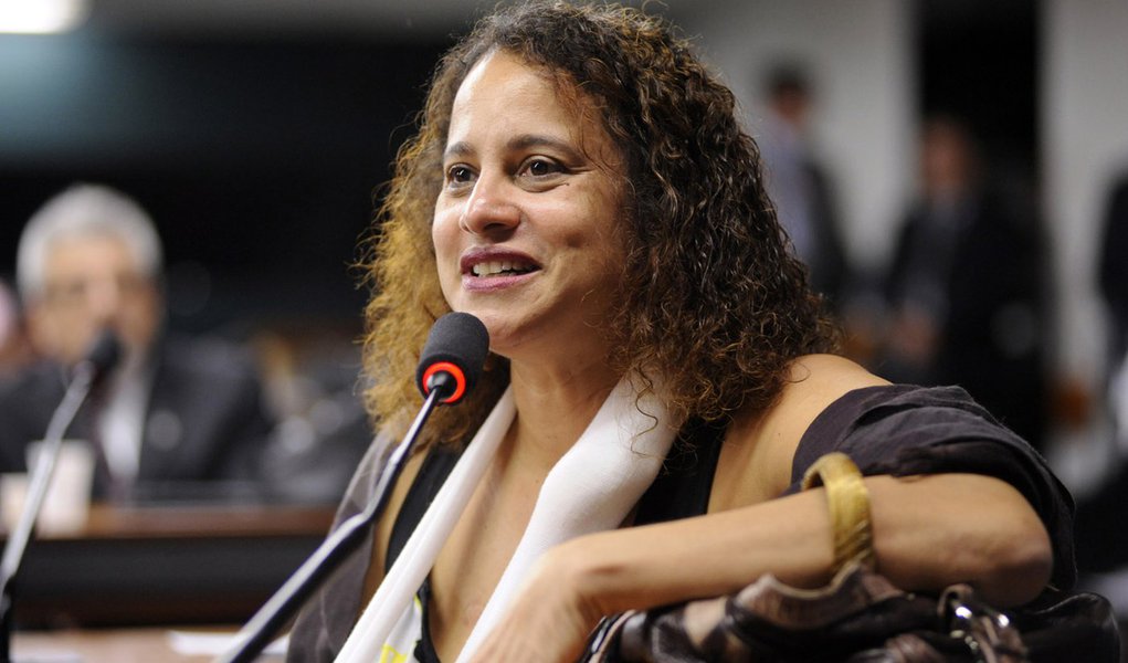 Projeto da deputada Luciana Santos (PCdoB/PE) quer garantir recursos para instalação, manutenção e modernização de veículos de mídia independente; "Nossa intenção é promover o equilíbrio da balança da comunicação no Brasil e garantir que os veículos de comunicação independentes tenham condições para desenvolver o seu trabalho", defende Luciana