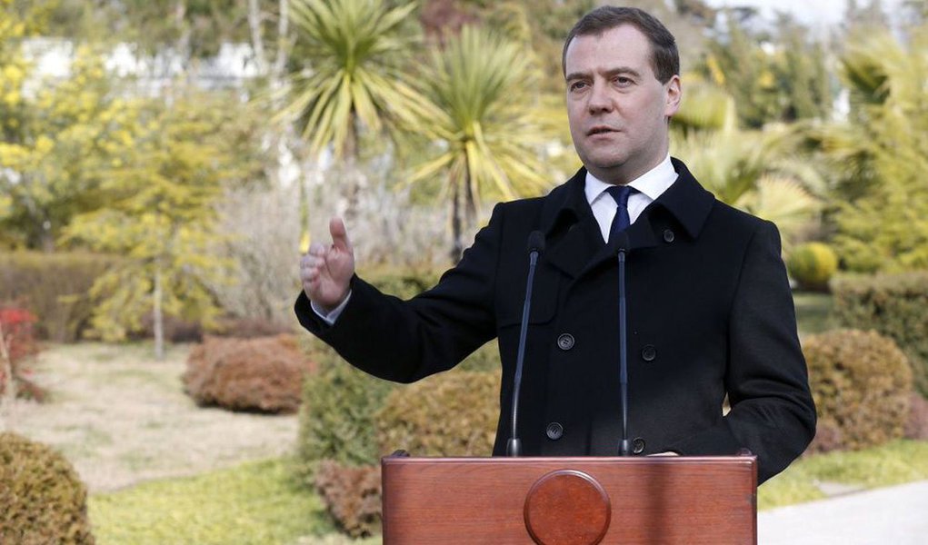 "Os Estados Unidos aplicaram sanções contra a Rússia que vão ter consequências negativas para o comércio externo. Decidimos contestar essas sanções na OMC", declarou o primeiro-ministro russo, Dmitri Medvedev; medidas visam diretamente a personalidades russas e ucranianas e empresas próximas do poder russo