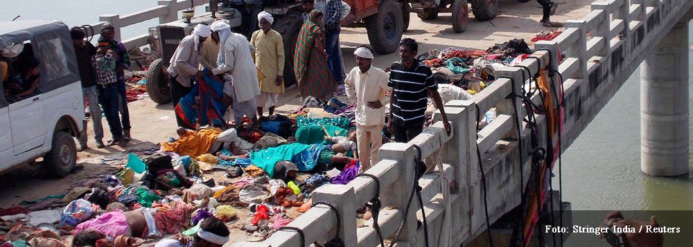 Cerca de 150 mil devotos se reuniram para celebrar o festival sagrado de Dussehra no templo Ratangarh, em uma floresta perto da cidade de Datia; mas peregrinos entraram em pânico quando os trilhos da ponte que levava ao templo quebraram, provocando a debandada