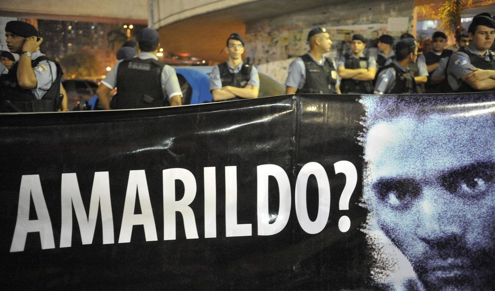 Soldado da Polícia Militar, Marlon Campos, um dos acusados de torturar Amarildo de Souza, na Rocinha, negou ter fingido ser um traficante que, em uma ligação, supostamente assumira o assassinato do ajudante de pedreiro; segundo o MP, os PMs, que estavam sendo investigados, sabiam da existência de um telefone que era monitorado pela polícia; Campos teria se aproveitado e ligou para esse celular, fingindo ser "Catatau", o criminoso