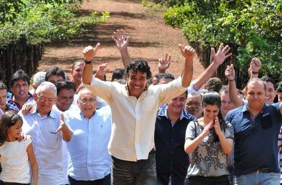 Pré-candidato a governador pelo PMDB inicia nesta sexta-feira encontro com prefeitos e lideranças no interior, que alternará com compromissos políticos em São Luís; a agenda do peemedebista pelo interior maranhense inicia na cidade de Brejo, onde participará de um almoço com o prefeito Omar Furtado (PV) e lideranças locais, se reunirá com trabalhadores rurais e visitará o líder petista José Farias