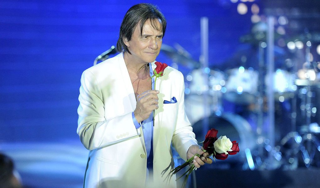 Após críticas de Caetano Veloso no fim de semana, o Rei decidiu se afastar do movimento em tom cordial; segundo o empresário Dody Sirena, os advogados de Roberto vão continuar atuando na questão das biografias; "Caminhamos bastante e divergimos algumas vezes. Sabemos que, no futuro, tudo isso será um grande exemplo de movimento coletivo", escreveu