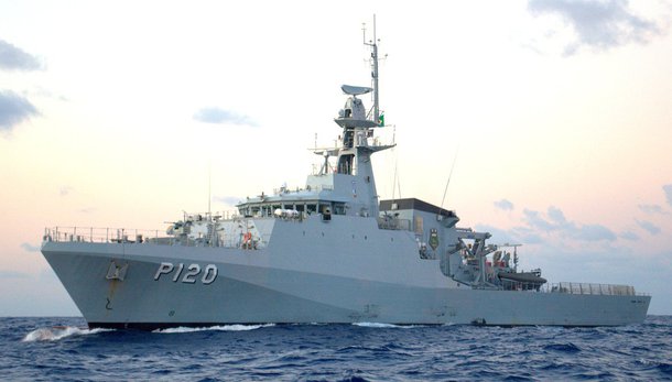 A suspeita de uma bomba em uma plataforma de petróleo localizada na Bacia de Campos, a 230 quilômetros de Macaé (RJ), fez com que a Marinha mobilizasse três embarcações, helicópteros e 300 militares para o local; além do contingente das forças armadas, agentes das Polícias Federal e Civil também foram destacados para atuar no caso; após o alerta, que se mostrou infundado, as operações na plataforma foram retomadas normalmente