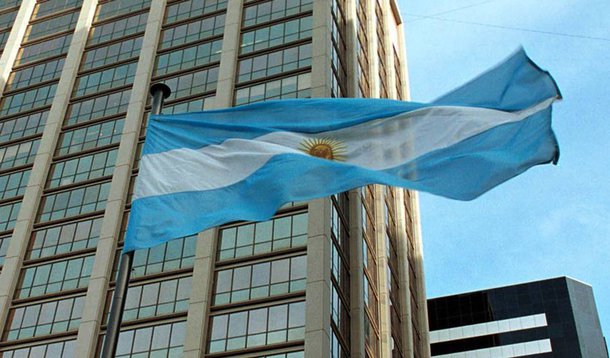 Governo da Argentina emitiu nota informando que uma decisão da Justiça dos Estados Unidos pode impedi-lo de honrar seus compromissos no dia 30 de junho; isso pode significar que o país poderá dar um novo calote na dívida no final do mês. No próximo dia 30 de junho, a Argentina precisa pagar US$ 900 milhões; último calote ocorreu em 2001, quando a Argentina enfrentou a pior crise econômica