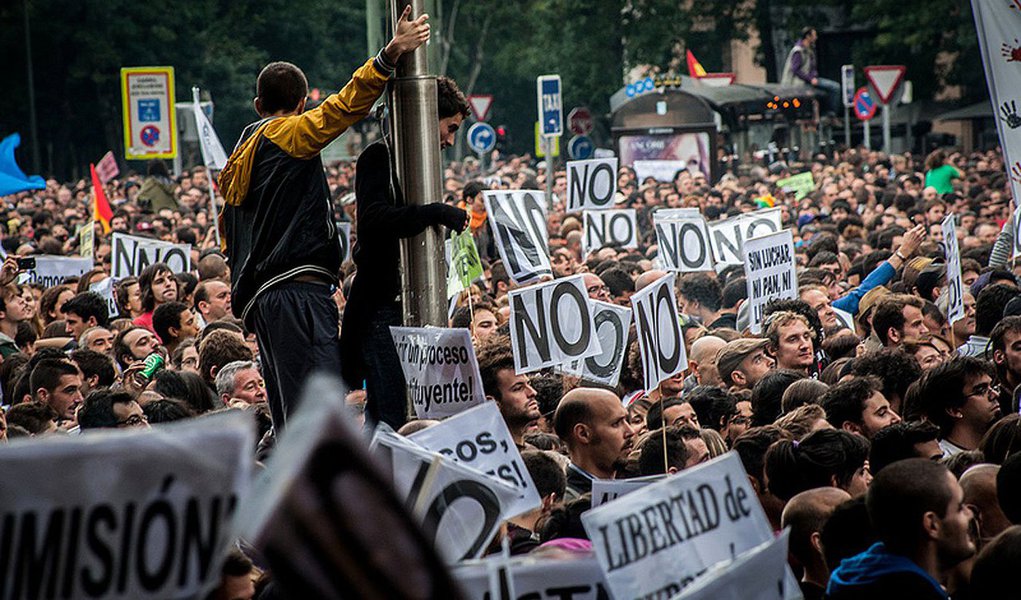 Término oficial da recessão não indica uma economia dinâmica; PIB cresceu apenas 0,1% em três meses, após nove trimestres de queda, no país que tem a maior horda de desempregados da Europa