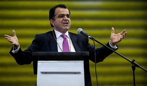 “Que golpe daremos em Santos até o dia 25?”; questionamento teria sido feito pelo candidato à presidência Óscar Iván Zuluaga, da Colômbia, afilhado do ex-presidente Álvaro Uribe, ao hacker Andrés Fernando Sepúlveda, preso por espionar e-mails do presidente e postulante à reeleição, Juan Manuel Santos, e de outros envolvidos nos diálogos de paz do governo com as FARC; denúncia provocou reação pedindo renúncia de Zuluaga