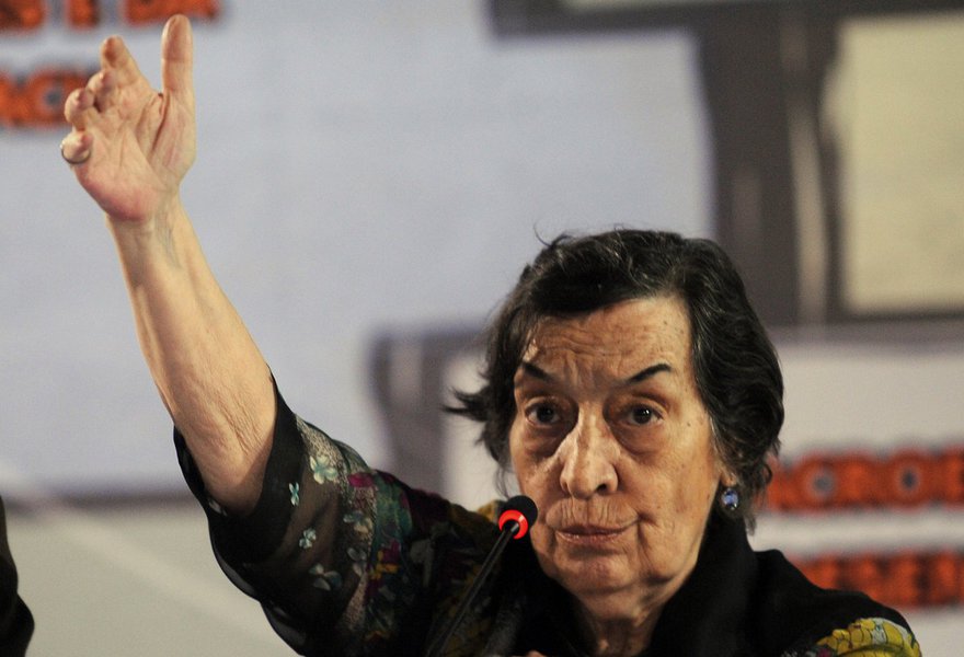 Economista Maria da Conceição Tavares diz que "a situação não está nenhuma maravilha", mas condena o pessimismo pregado na mídia e pela oposição; professora emérita da UFRJ, de 84 anos, ataca sem piedade propostas como a independência do Banco Central - "BC independente é uma patetada" – e ironiza a sugestão de substituir o ministro Guido Mantega: "O ideal é trocar o lençol da cama, é isso?"; para ela, a presidente Dilma Rousseff "é uma mulher muito inteligente", mas é alvo de implicância por ser "meio brusca"