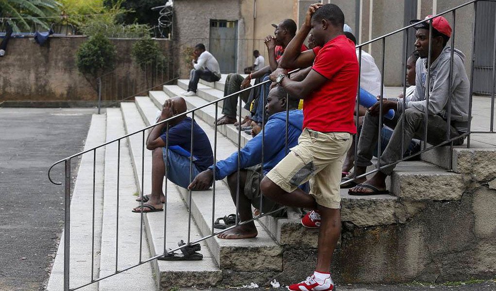 Secretária de Estado da Justiça e da Defesa da Cidadania, Eloisa de Souza Arruda, classificou como ‘violação da dignidade’ a deportação de cerca de 400 refugiados do Haiti para São Paulo, sem local de hospedagem previsto; autoridades do Acre ironizaram Estado, dizendo que os próximos imigrantes serão enviados com ‘garrafa de água’, em referência à crise do Sistema Cantareira 