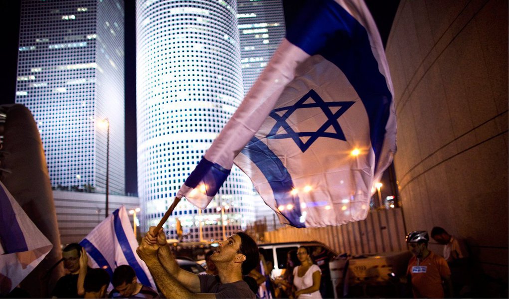  A guerra de Israel contra militantes palestinos na Faixa de Gaza deve custar ao país bilhões de dólares, o que prejudicará temporariamente o seu crescimento econômico e pressionará as fianças do governo, mas o banco central calcula que os combates, contanto que se limitem a Gaza, podem tirar no máximo meio ponto percentual do crescimento da economia neste ano