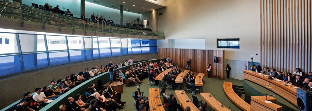 A Câmara Legislativa do DF aprovou a Lei Orçamentária Anual, que prevê um orçamento de cerca de R$ 35 bilhões; de acordo com a LOA, R$ 23,3 bi serão gastos com o custeio da máquina pública, o pagamento dos salários dos servidores públicos locais e investimentos em obras; o restante R$ 11 bilhões, repassado pela União, será destinado para manter a área de segurança pública e pagar, em parte, salários dos setores de educação e saúde